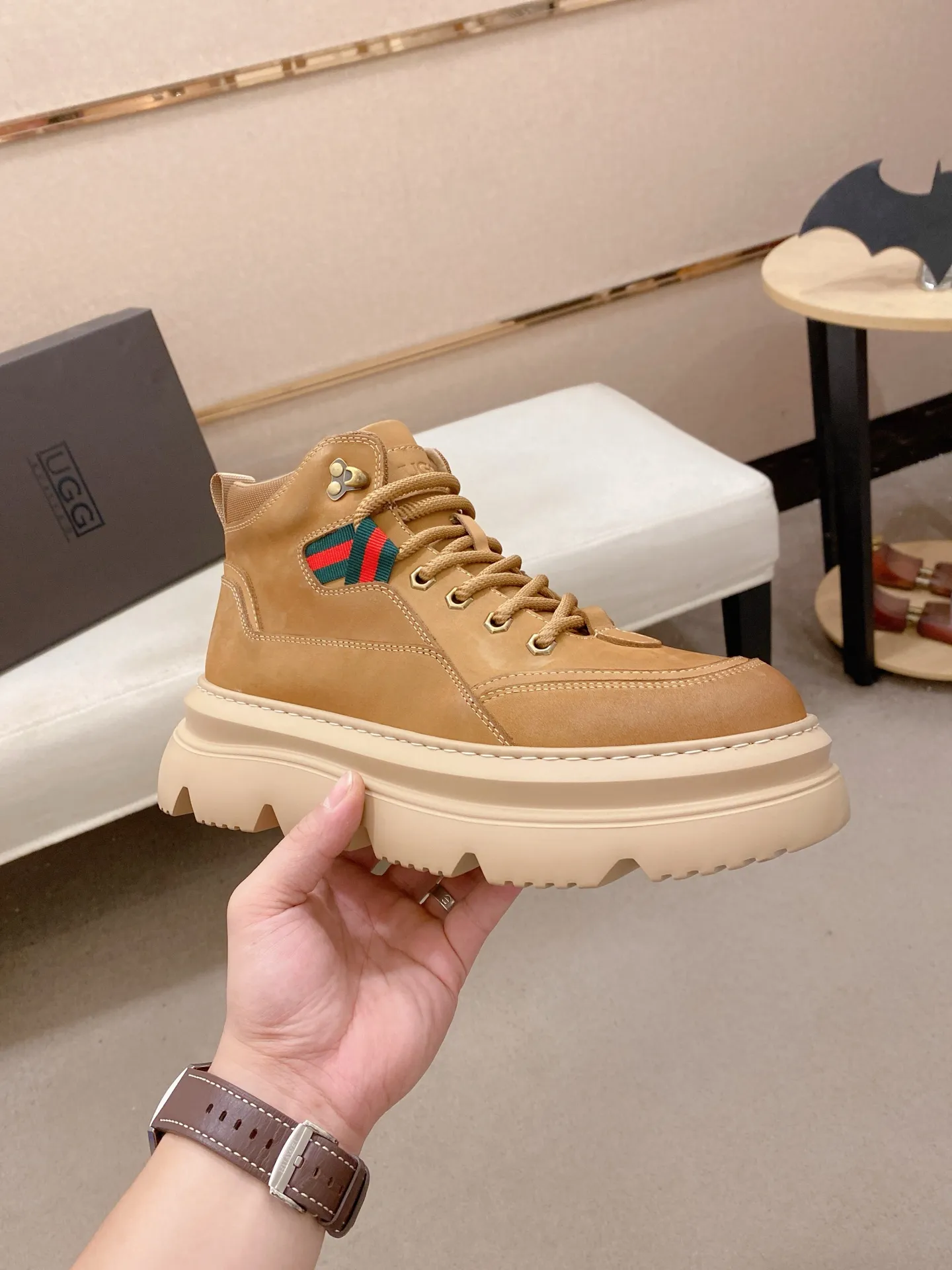 Factory price: 700💰New UGG fur-integrated men's simple and fashionable snow shoes. The most worth buying at the end of this year are warm casual shoes. Whether you are out and about at home, their comfortable and warm performance will be your most suitable fashion companion! The material is cowhide upper and imported wool is used inside. Two layers of cowhide for warmth and comfort! The eva+ rubber patch outsole is cushioned, non-slip and wear-resistant, and has good elasticity. It is light and wear-resistant, comfortable and soft, and the new simple cut is more fashionable. It has both practicality and fashion sense, so you no longer have to worry about how to match it in winter, while still maintaining your fashionable taste. High-quality genuine wool produced in Dongguan. The material depends on the details! Size: 39-40-41-42-43-44-45 sneaker size